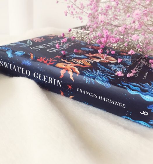 Światło głębin, Frances Hardinge, Wydawnictwo Czarna Owca, fot. Lady Pasja