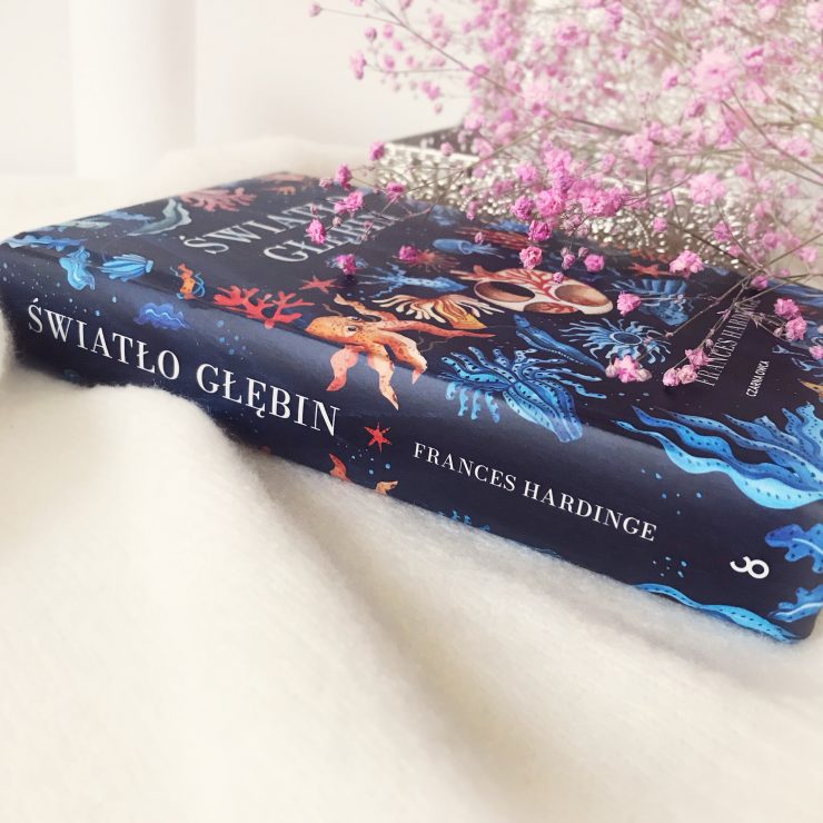 Światło głębin, Frances Hardinge, Wydawnictwo Czarna Owca, fot. Lady Pasja